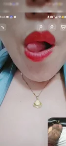 实拍和留守母狗裸聊逼水横流不止